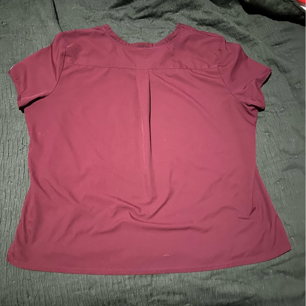 Med Couture Insight Women's 2-Pocket V-Neck Scrub Top in Wine - Picture 7 of 7